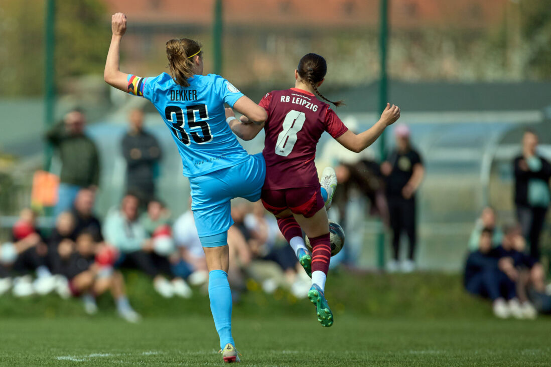 Anouk Dekker (links) in actie voor Viktoria Berlin