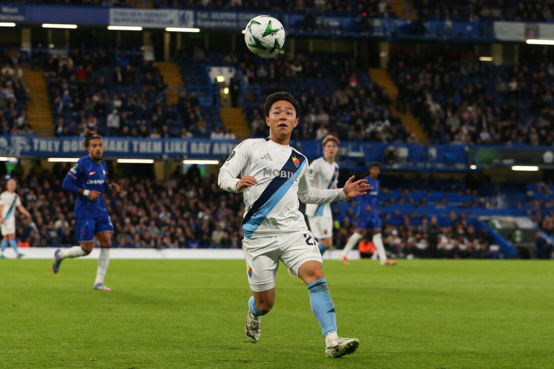 Keita Kosugi in actie tegen Chelsea