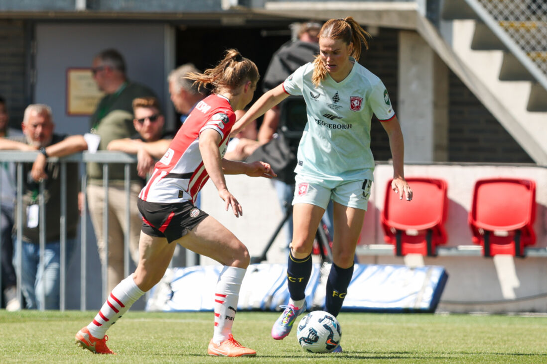 Liz Rijsbergen (FC Twente) in actie tegen PSV