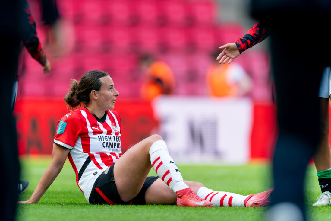Renate Jansen zit teleurgesteld op het gras van het Philips Stadion