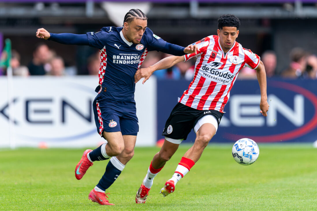 Sergiño Dest in duel met Mohamed Nassoh