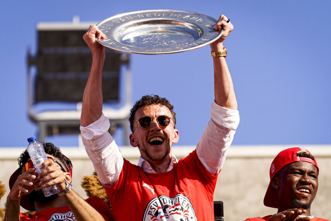 Ivan Perisic met de kampioensschaal