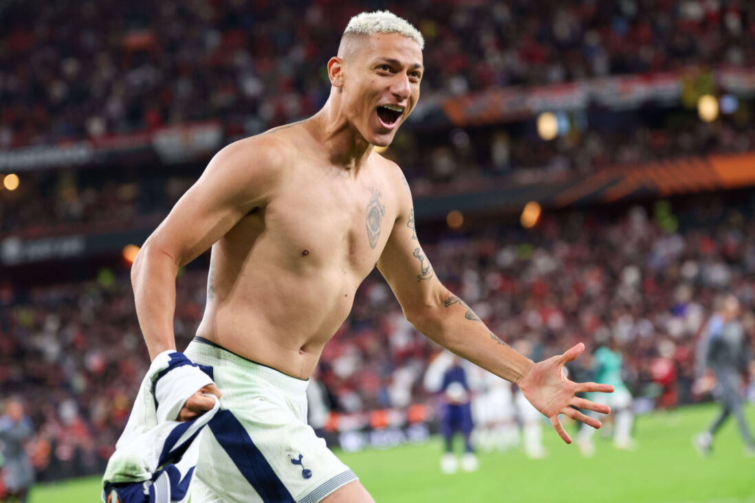 Richarlison juicht na een treffer in de Europa League-finale