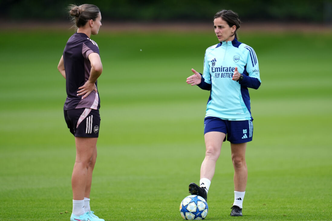 Renée Slegers op het trainingsveld van Arsenal