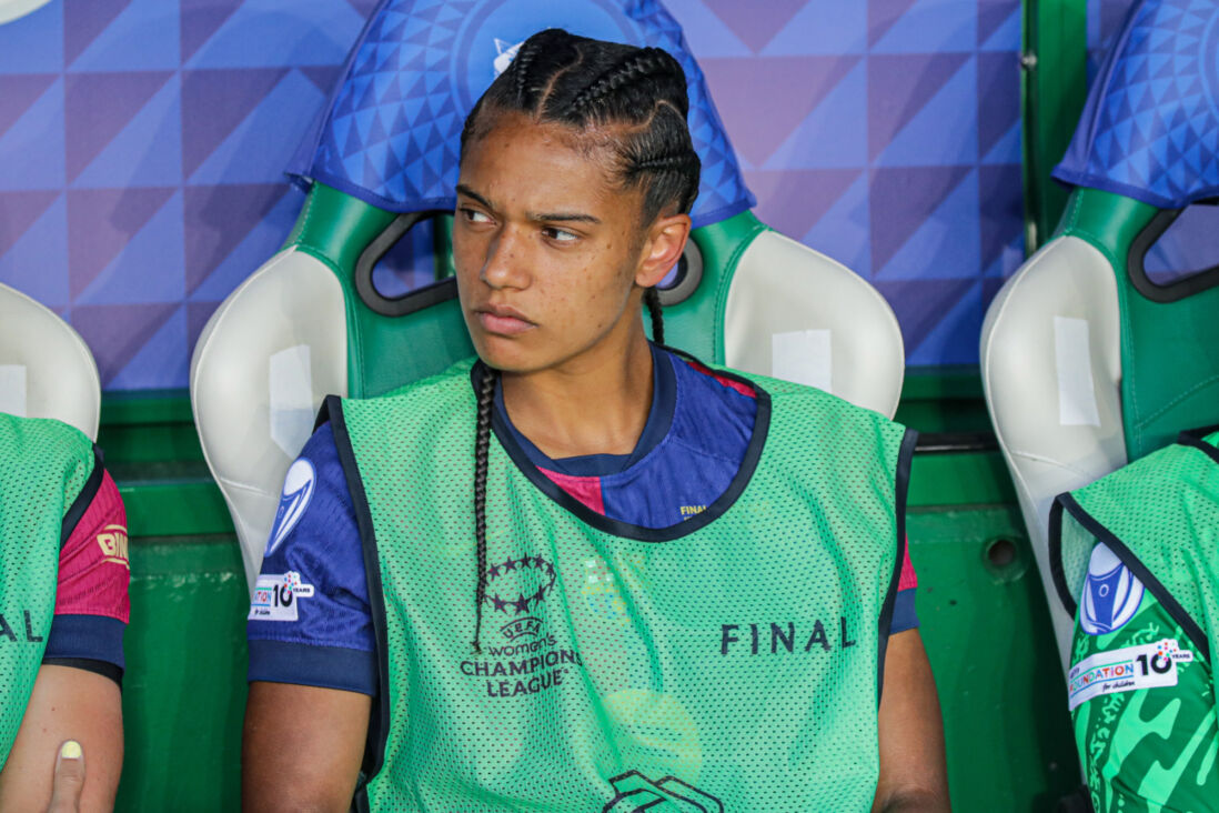 Esmee Brugts op de bank bij FC Barcelona