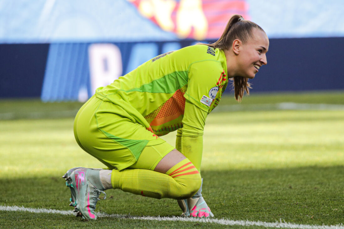 Daphne van Domselaar na het winnen van de UEFA Women's Champions League