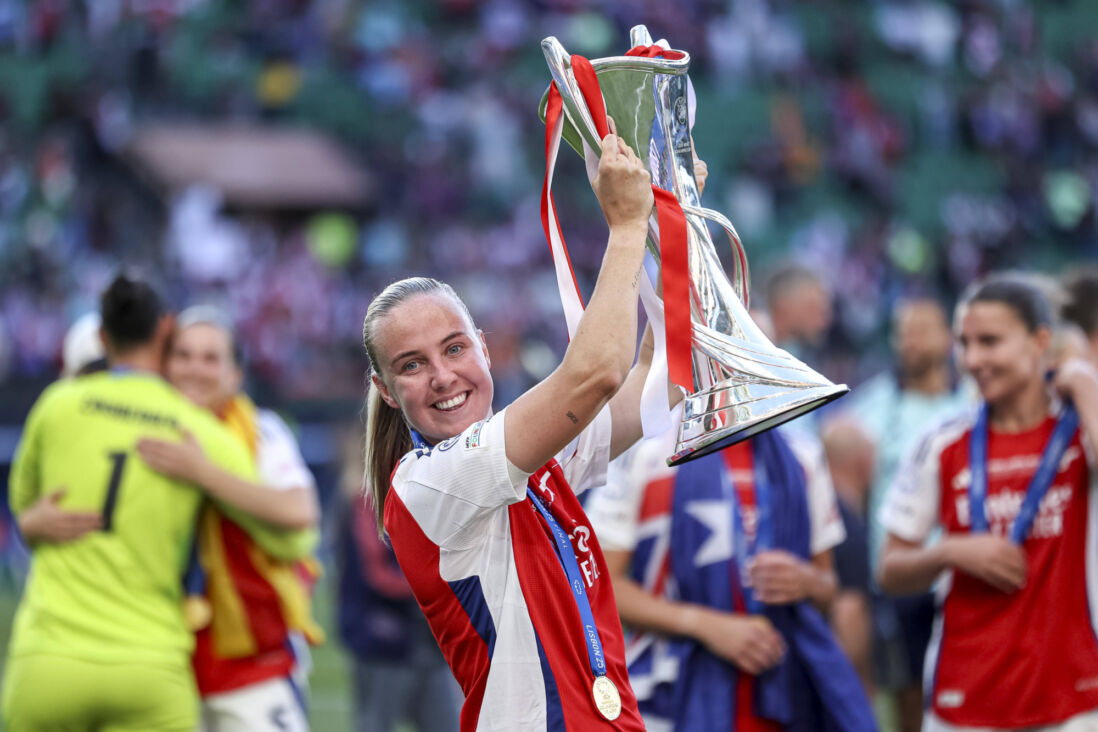 Beth Mead met de UEFA Women's Champions League-trofee
