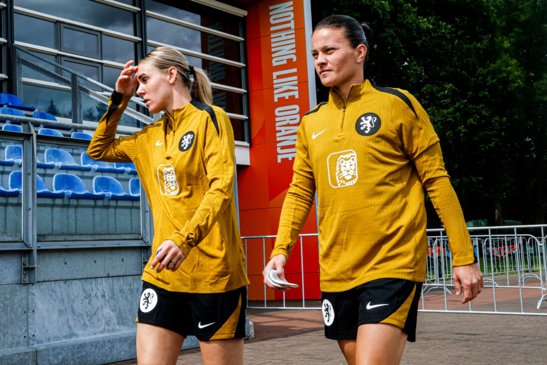 Jill Roord en Sherida Spitse op de KNVB Campus