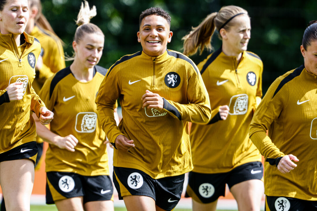 Shanice van de Sanden op de training van de OranjeLeeuwinnen
