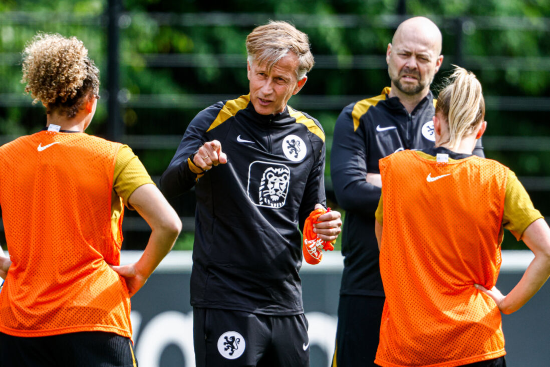 Andries Jonker geeft instructies aan de OranjeLeeuwinnen