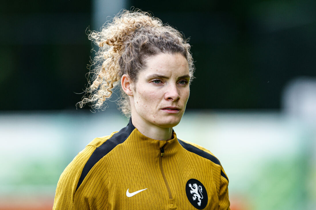 Dominique Janssen op de training van de OranjeLeeuwinnen