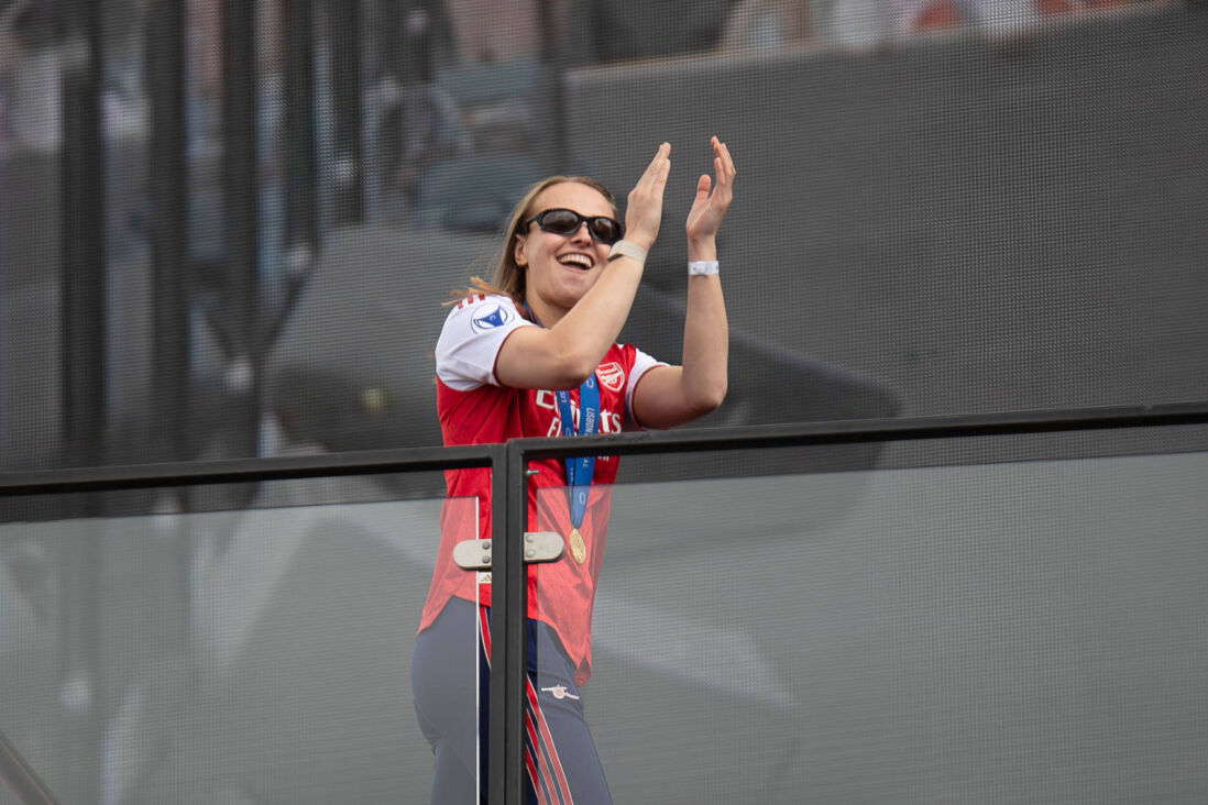 Daphne van Domselaar bij de huldiging van Arsenal