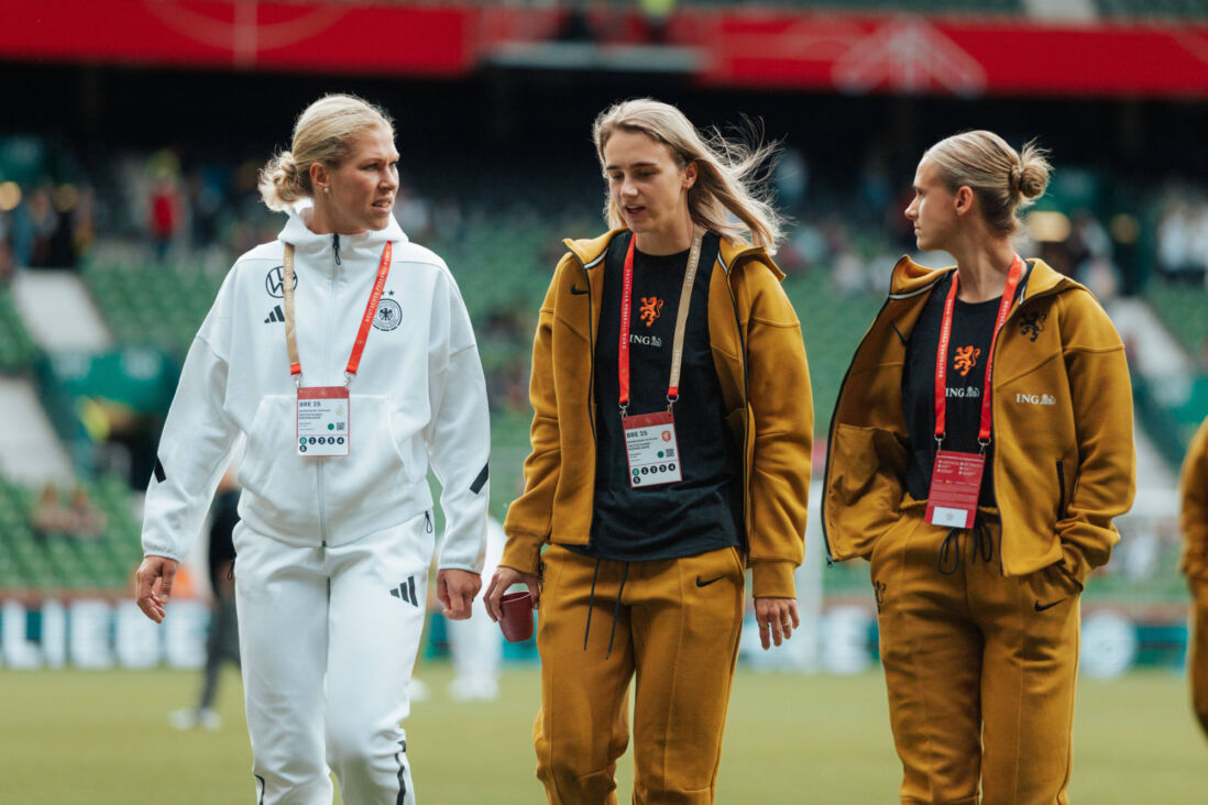 Rebecca Knaak, Vivianne Miedema en Kerstin Casparij