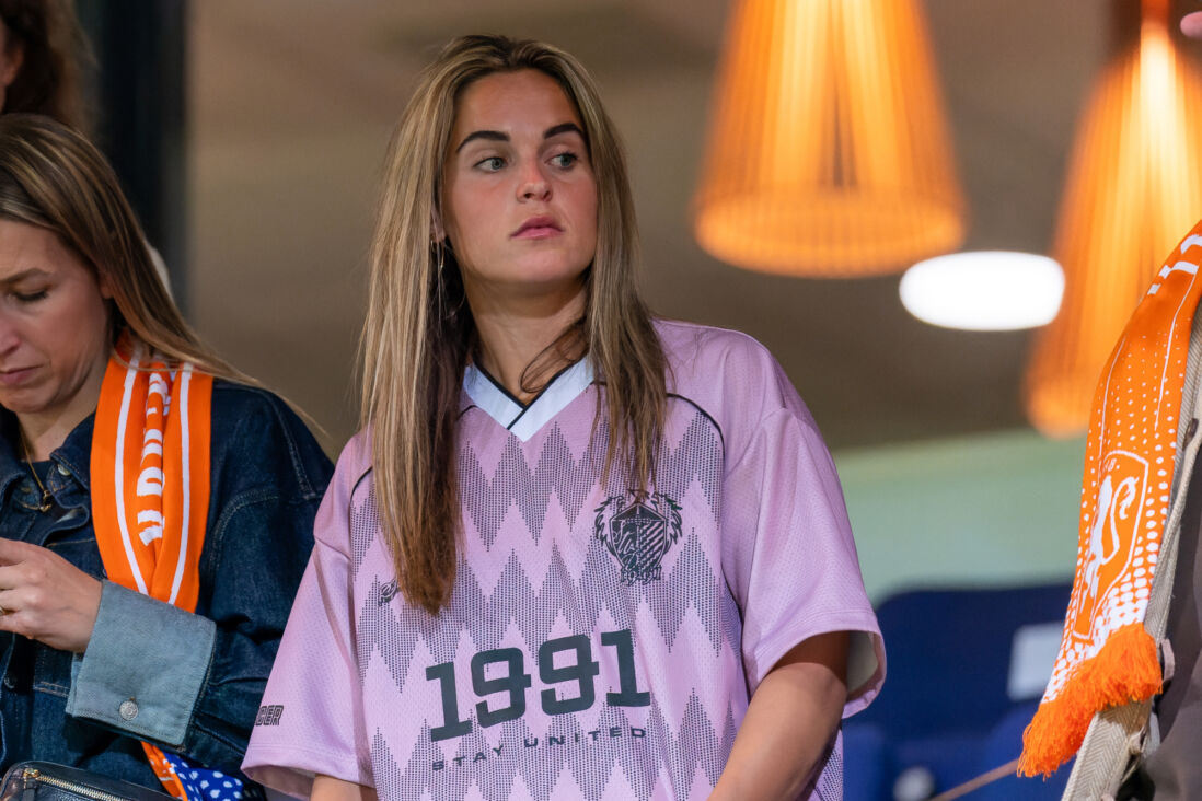 Pien Sanders op de tribune bij de OranjeLeeuwinnen
