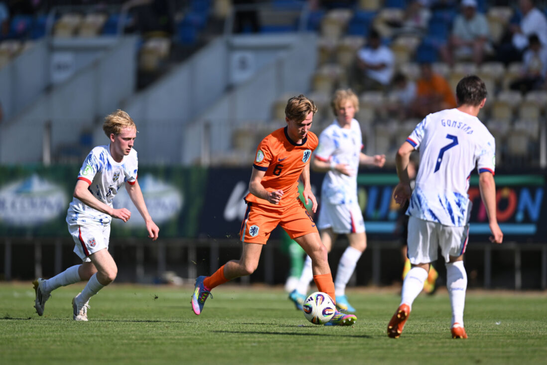 Tygo Land aan de bal namens Oranje Onder 19
