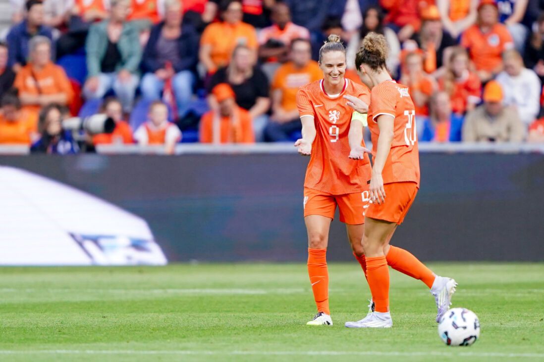 Vivianne Miedema viert haar doelpunt met Dominique Janssen