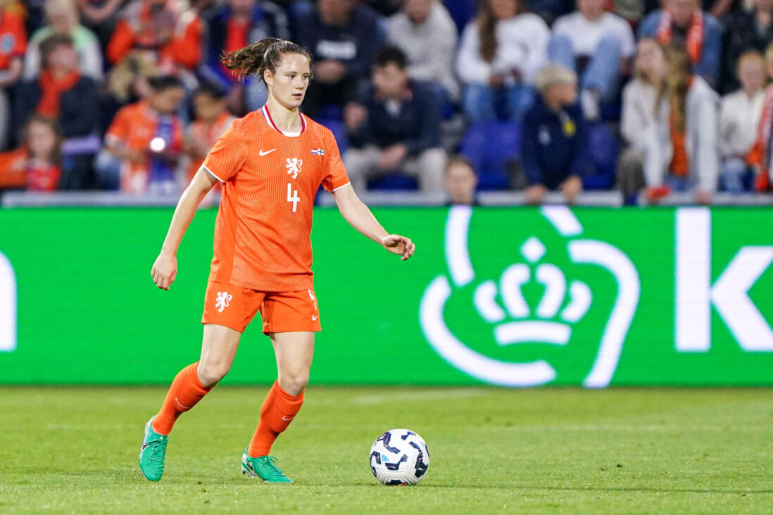 Veerle Buurman aan de bal namens de OranjeLeeuwinnen