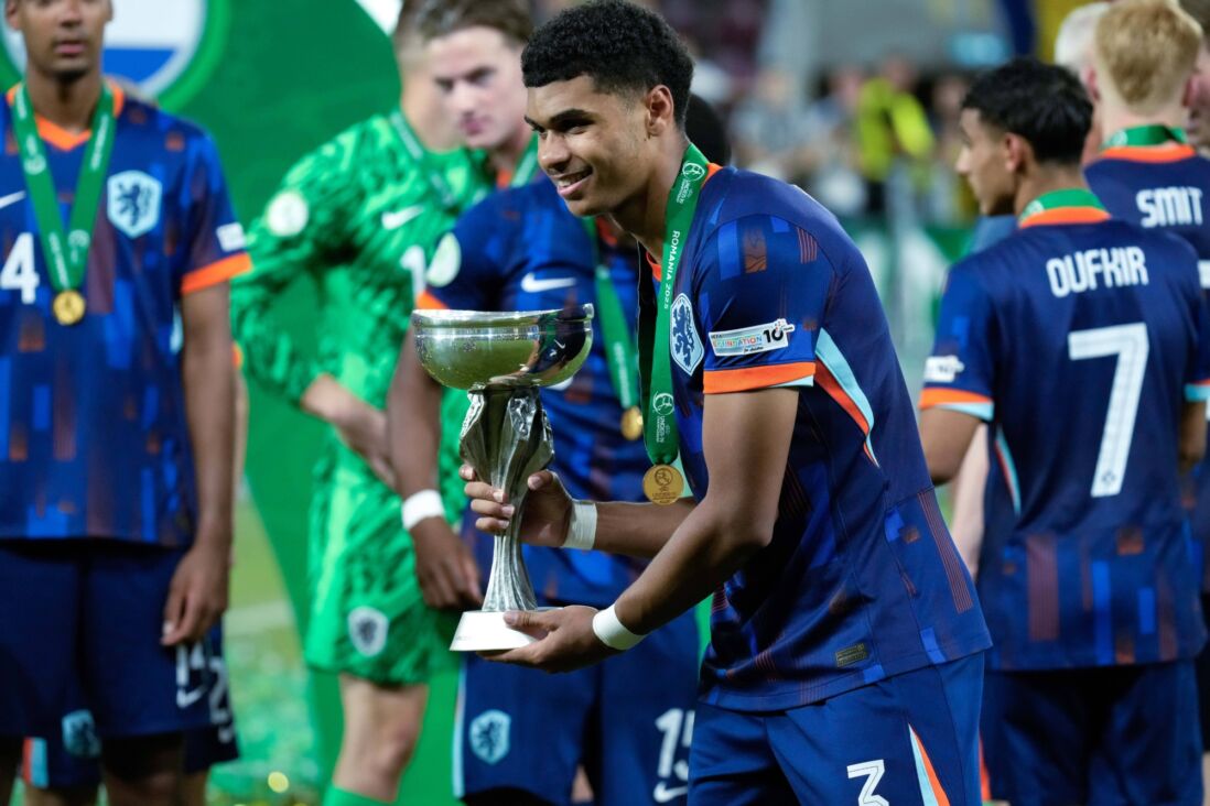 Precious Ugwu met de EK-beker
