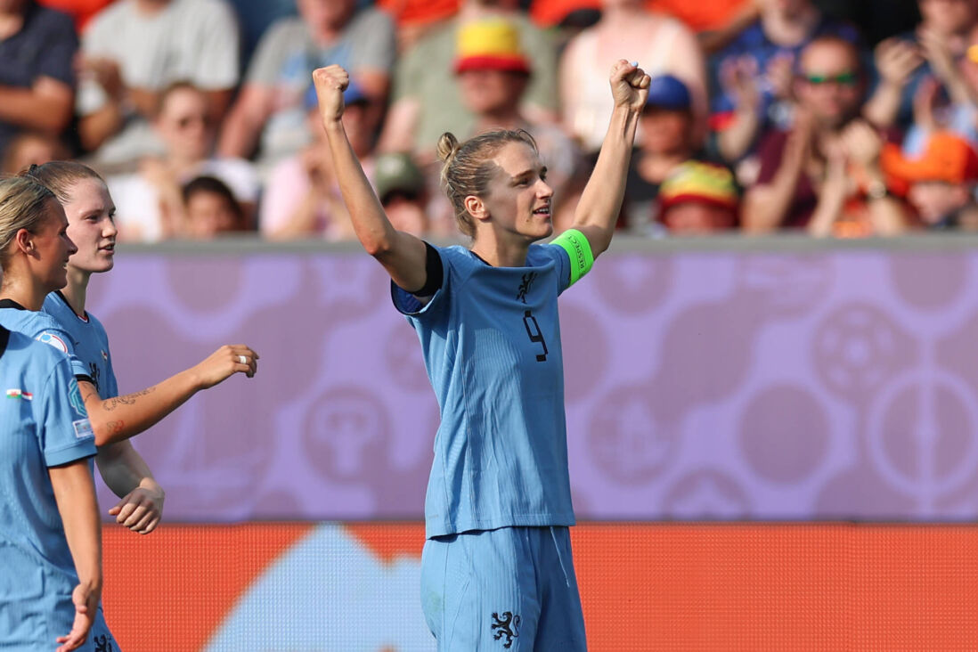 Vivianne Miedema juicht na haar honderdste goal in Oranje