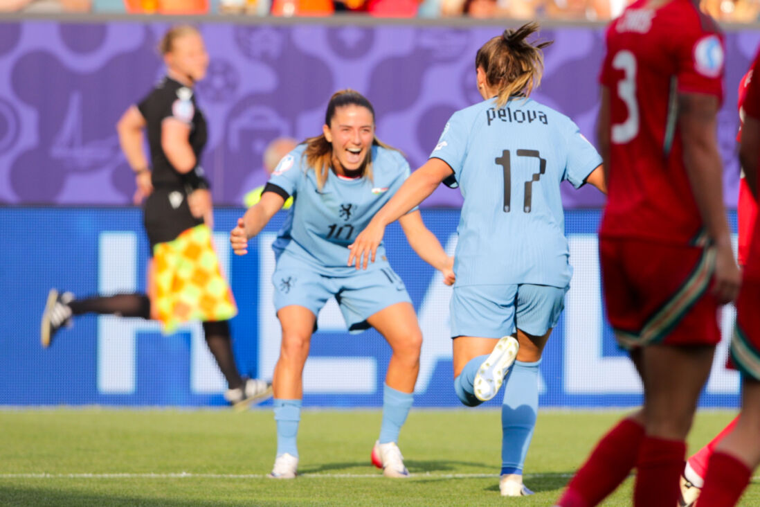 Daniëlle van de Donk en Victoria Pelova juichen