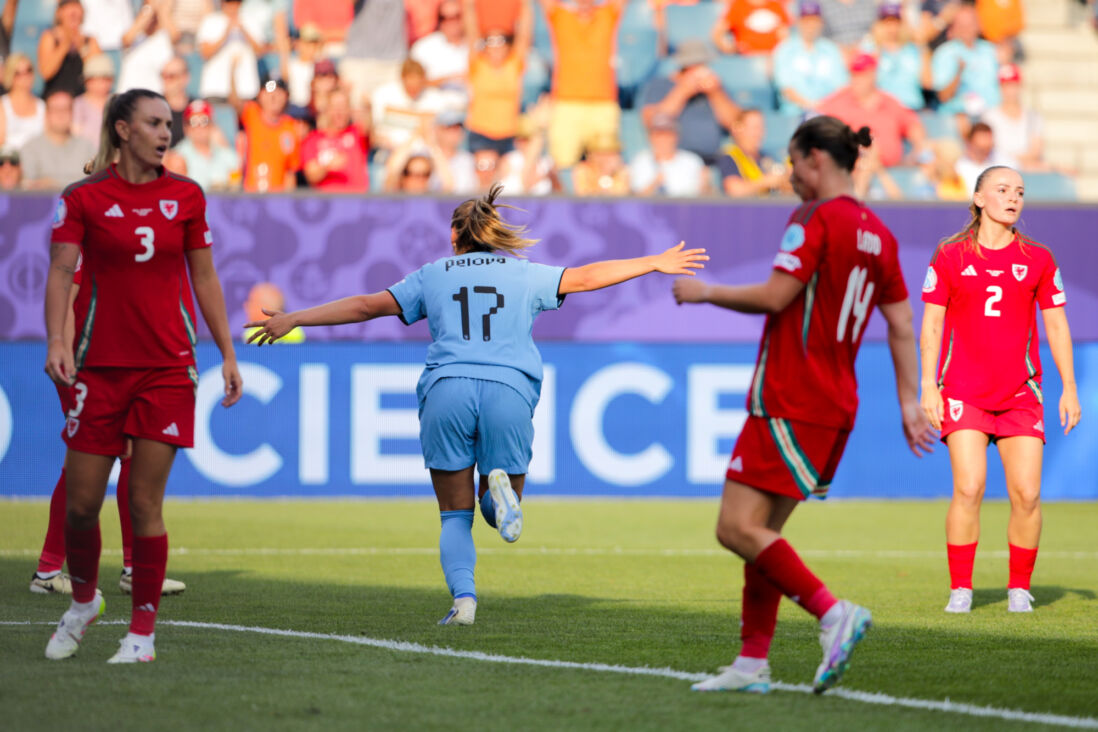 Victoria Pelova juicht na haar goal tegen Wales
