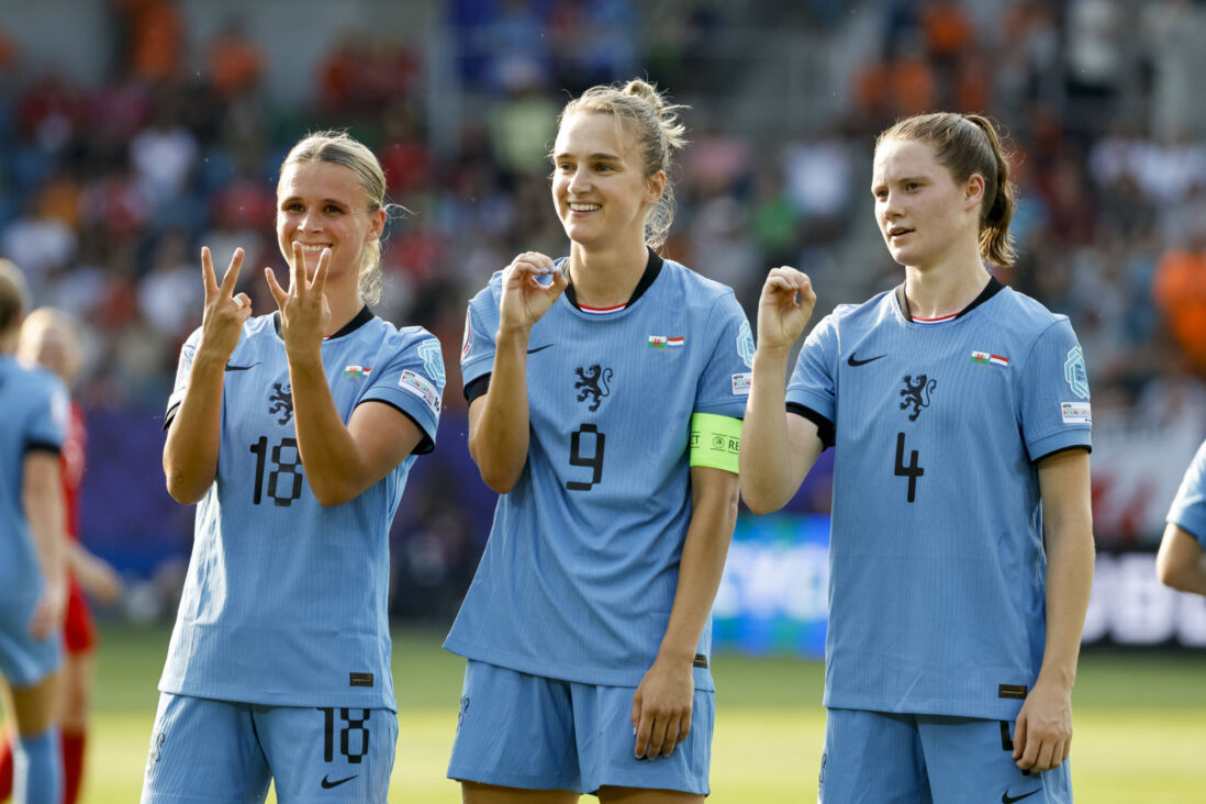 Kerstin Casparij, Vivianne Miedema en Veerle Buurman vieren de 100e Oranje-goal van Miedema