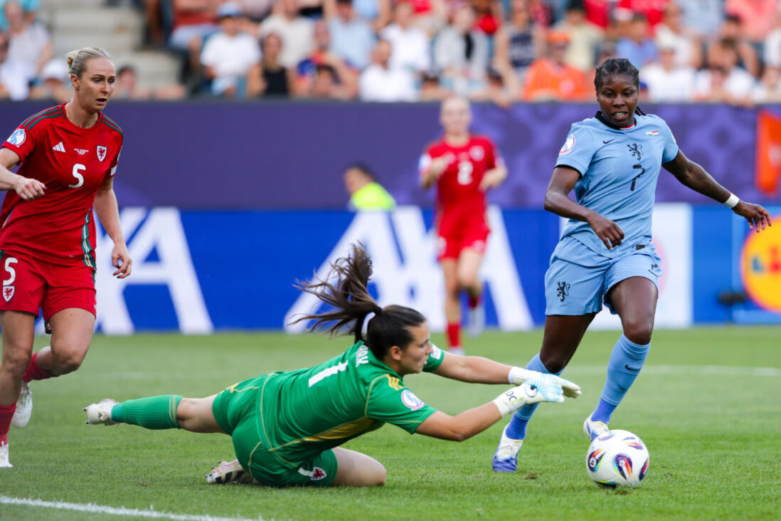 Lineth Beerensteyn in actie tegen Wales