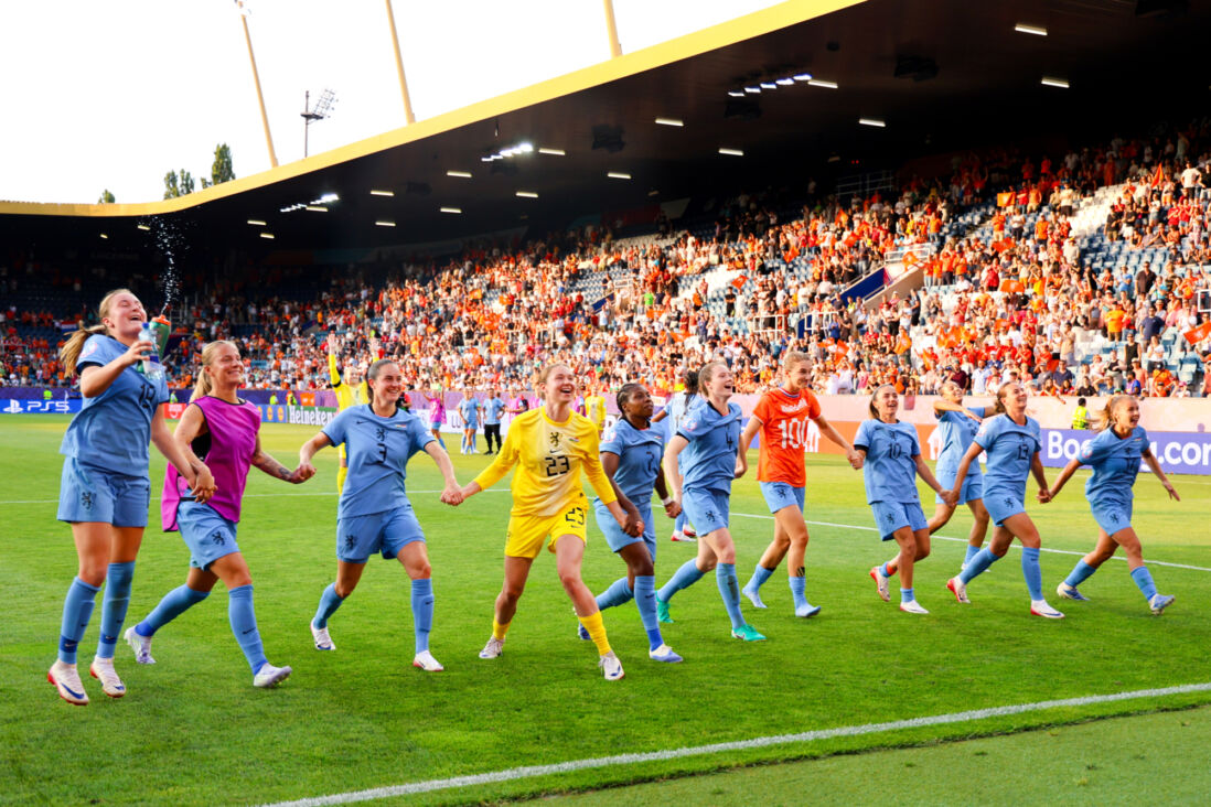 De OranjeLeeuwinnen vieren de zege op Wales met de Oranje-fans