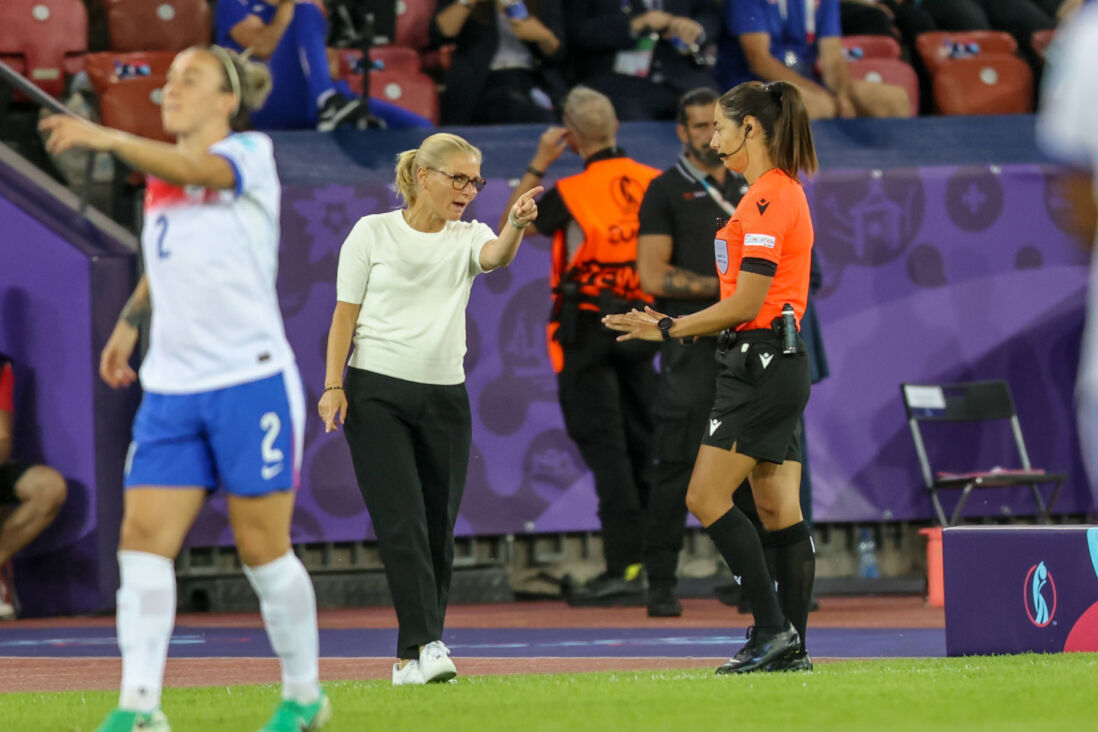 Sarina Wiegman in gesprek met de arbitrage