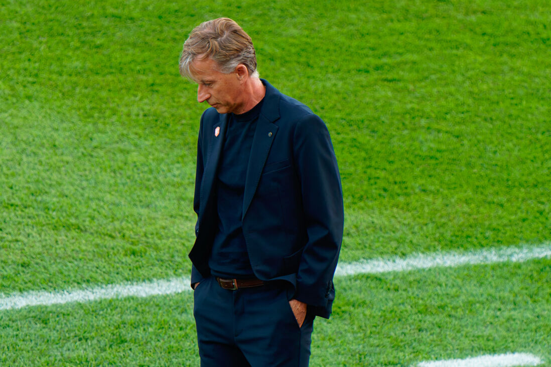 Andries Jonker kijkt naar de grond