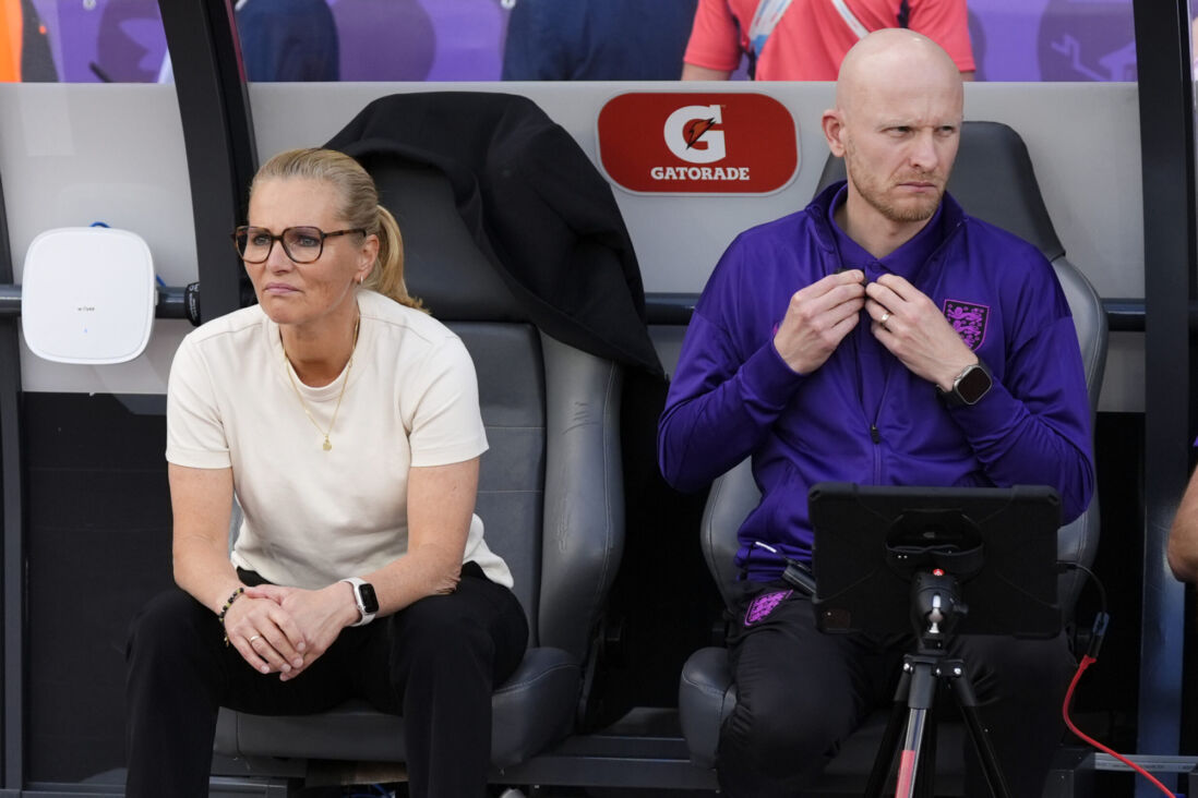 Sarina Wiegman en Arjan Veurink op de bank bij Engeland