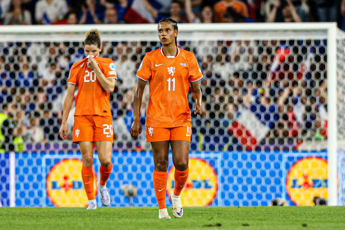 Dominique Janssen en Esmee Brugts balen