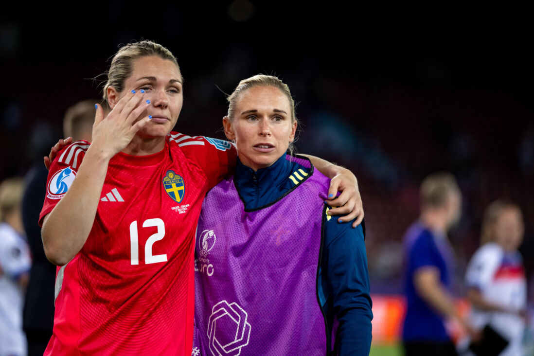 Jennifer Falk wordt getroost na de EK-uitschakeling van Zweden
