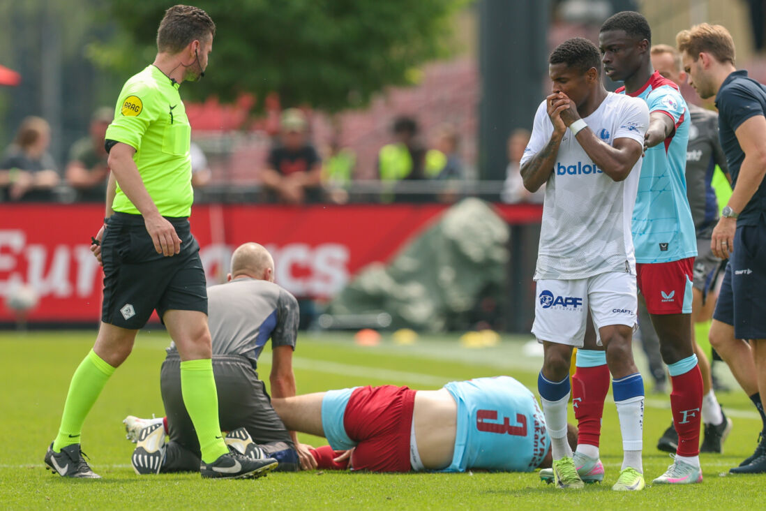 Thomas Beelen ligt geblesseerd op het veld