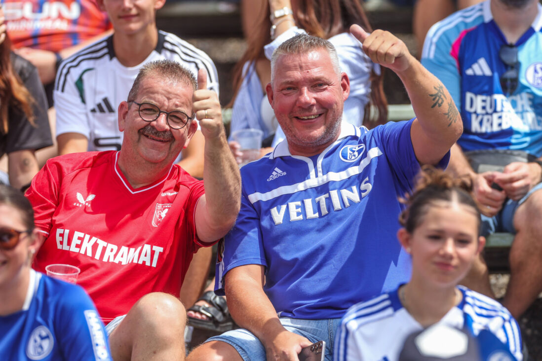 FC Twente- en Schalke 04-supporters gebroederlijk naast elkaar