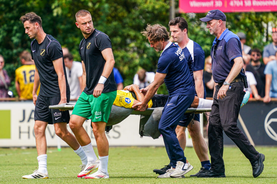 Leo Greiml wordt van het veld gedragen