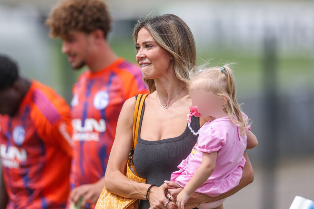 Diletta Leotta langs de lijn bij Schalke 04 - FC Twente