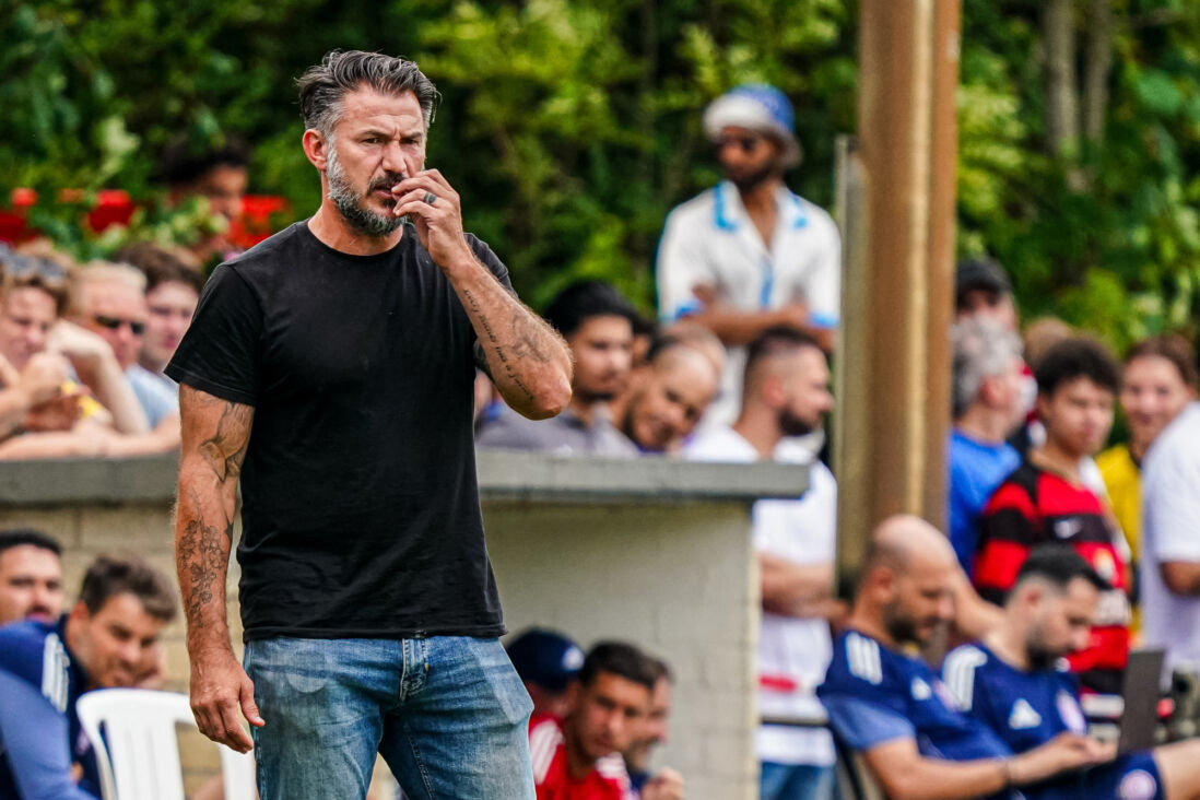 Carl Hoefkens langs de lijn