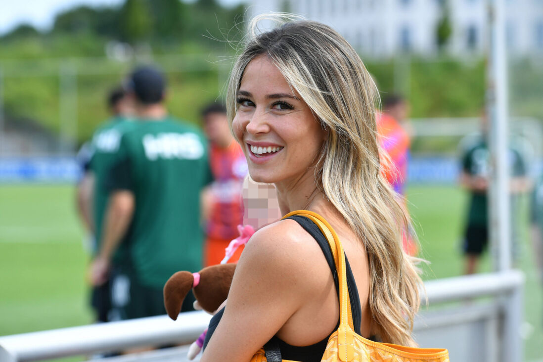 Diletta Leotta langs de lijn bij Schalke 04 - FC Twente