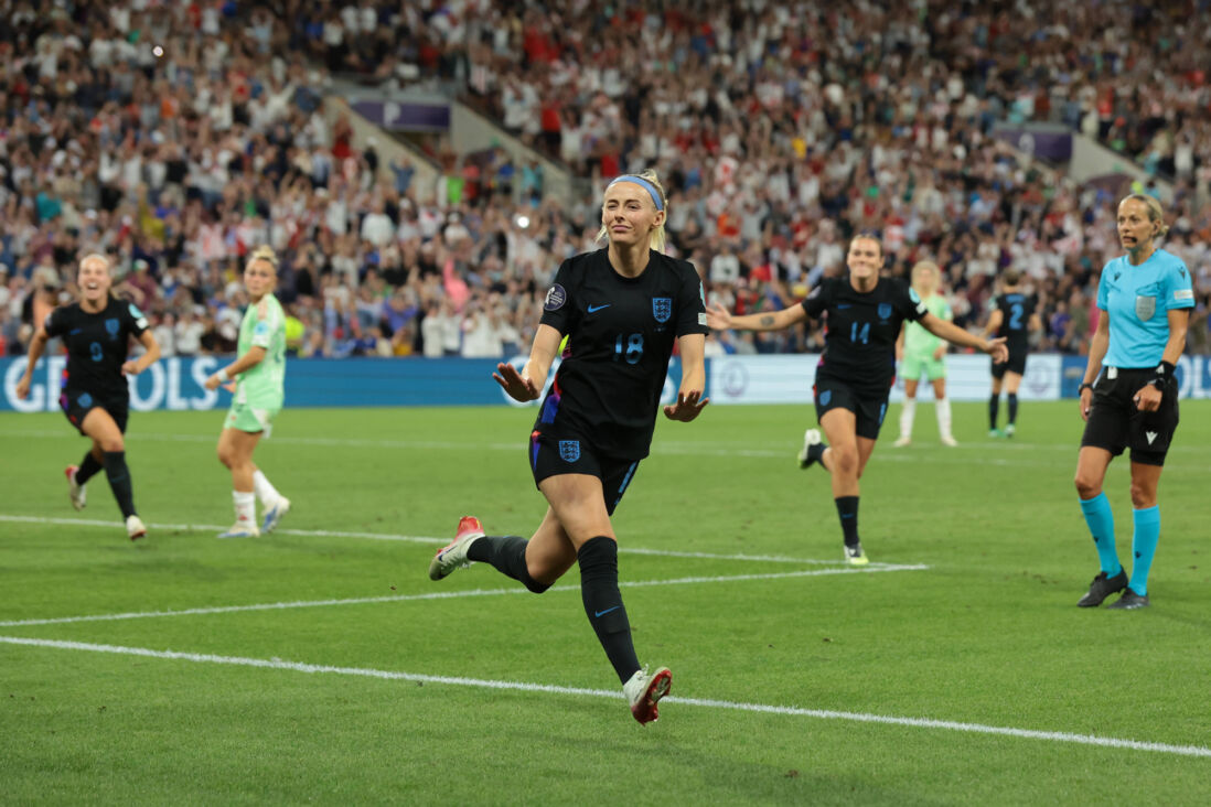 Chloe Kelly juicht na haar winnende goal in de halve finale van het EK
