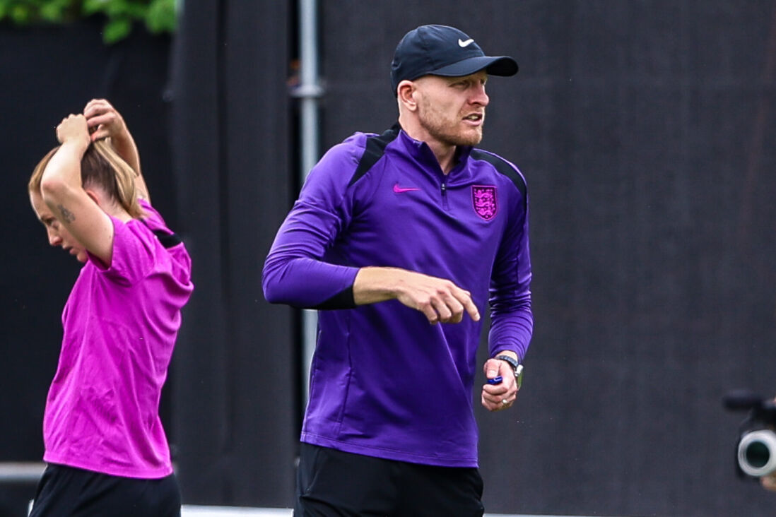 Arjan Veurink op het trainingsveld bij Engeland