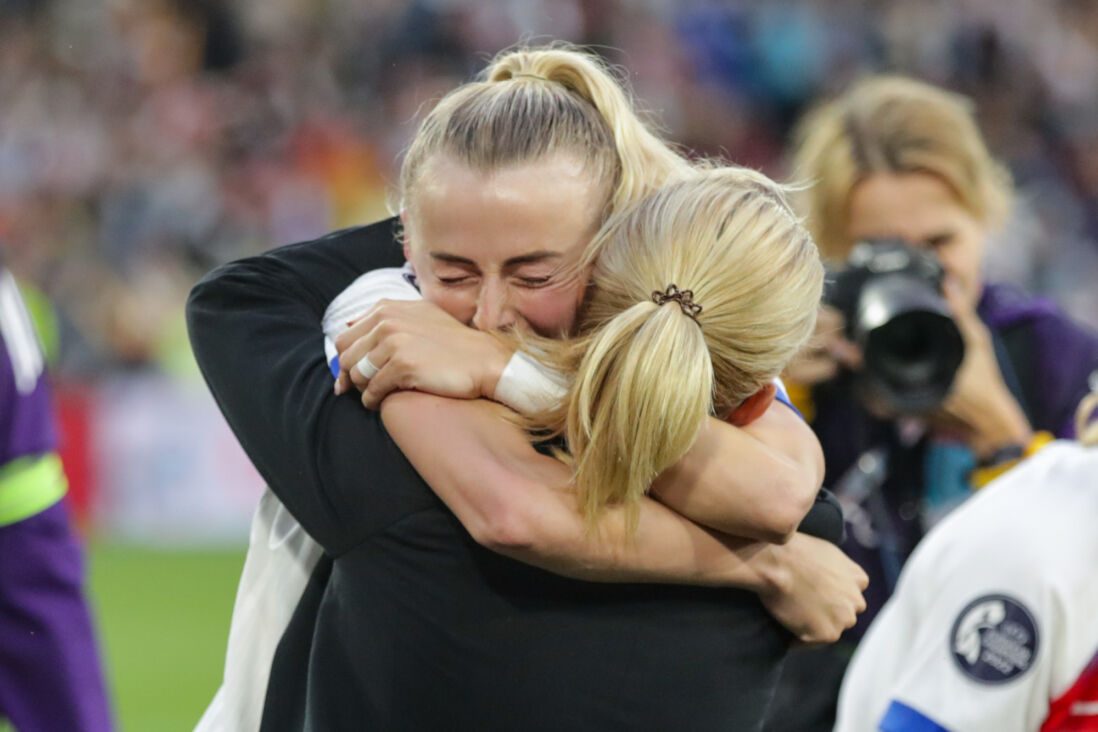 Chloe Kelly en Sarina Wiegman in een innige omhelzing na de EK-winst