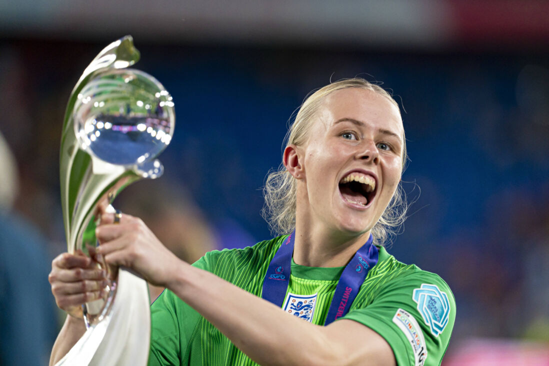 Hannah Hampton met de EK-trofee