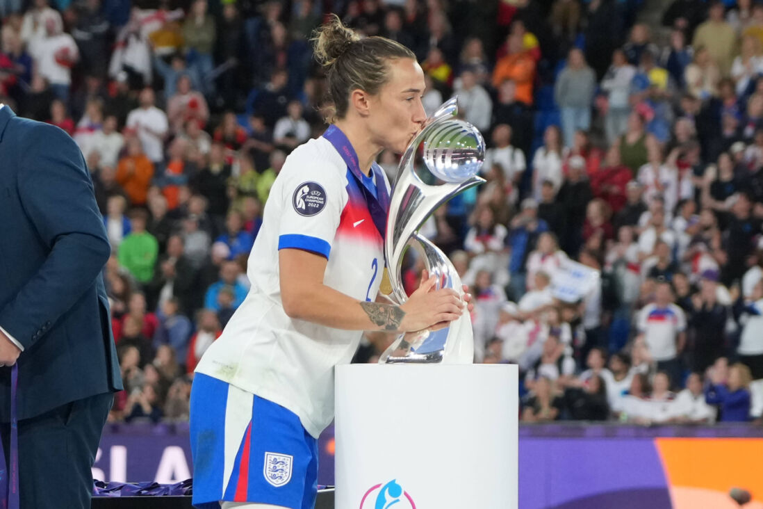 Lucy Bronze kust de EK-trofee