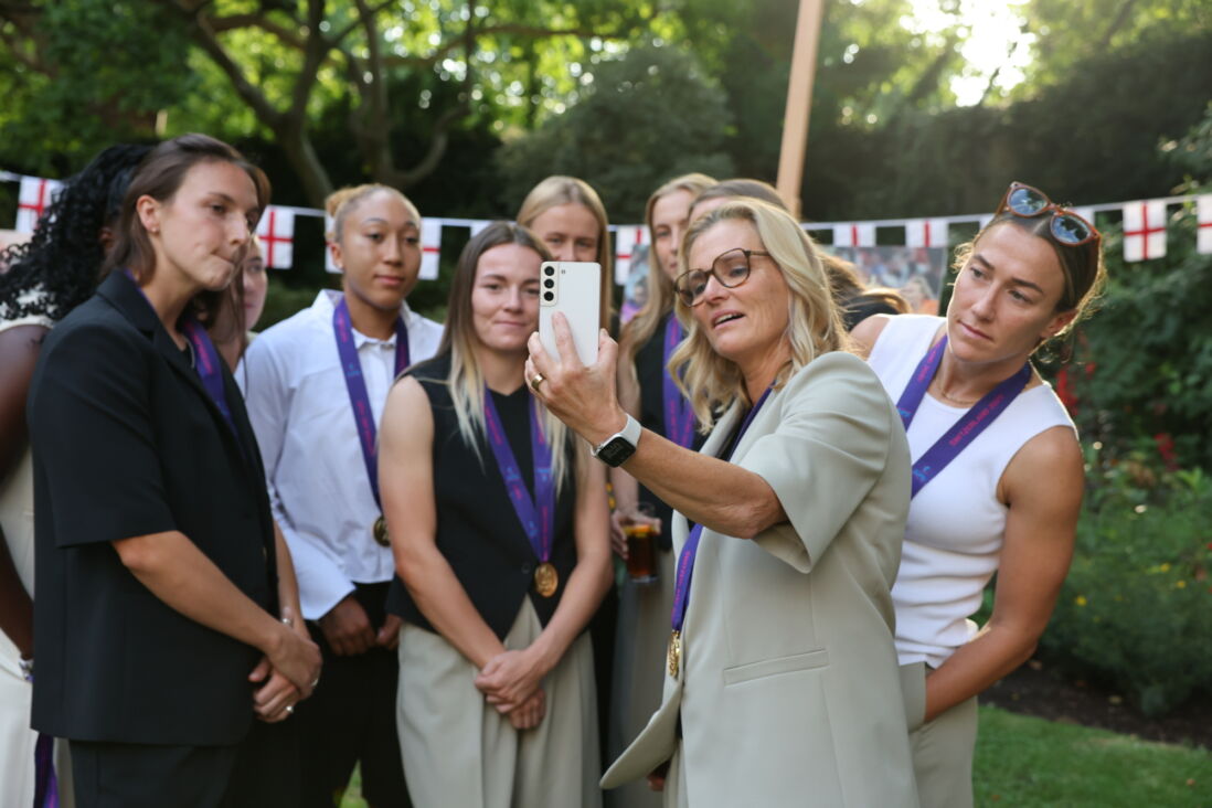 Sarina Wiegman en speelsters van Engeland tijdens een bezoek aan 10 Downing Street