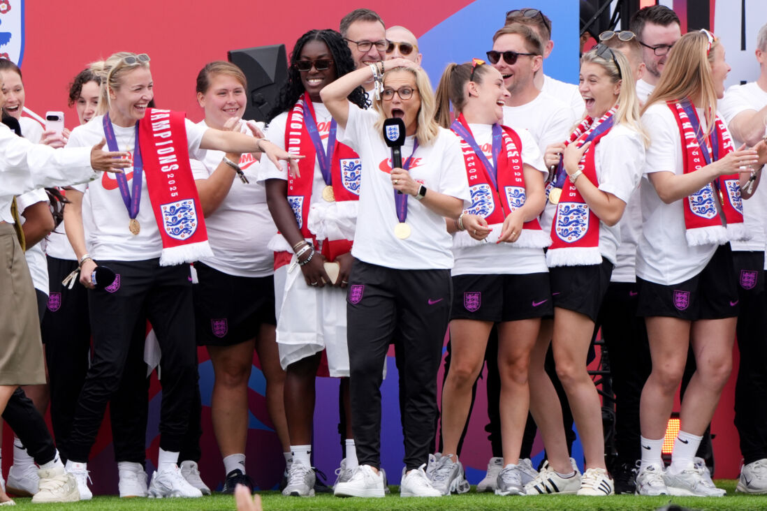Sarina Wiegman wordt compleet verrast tijdens de huldiging
