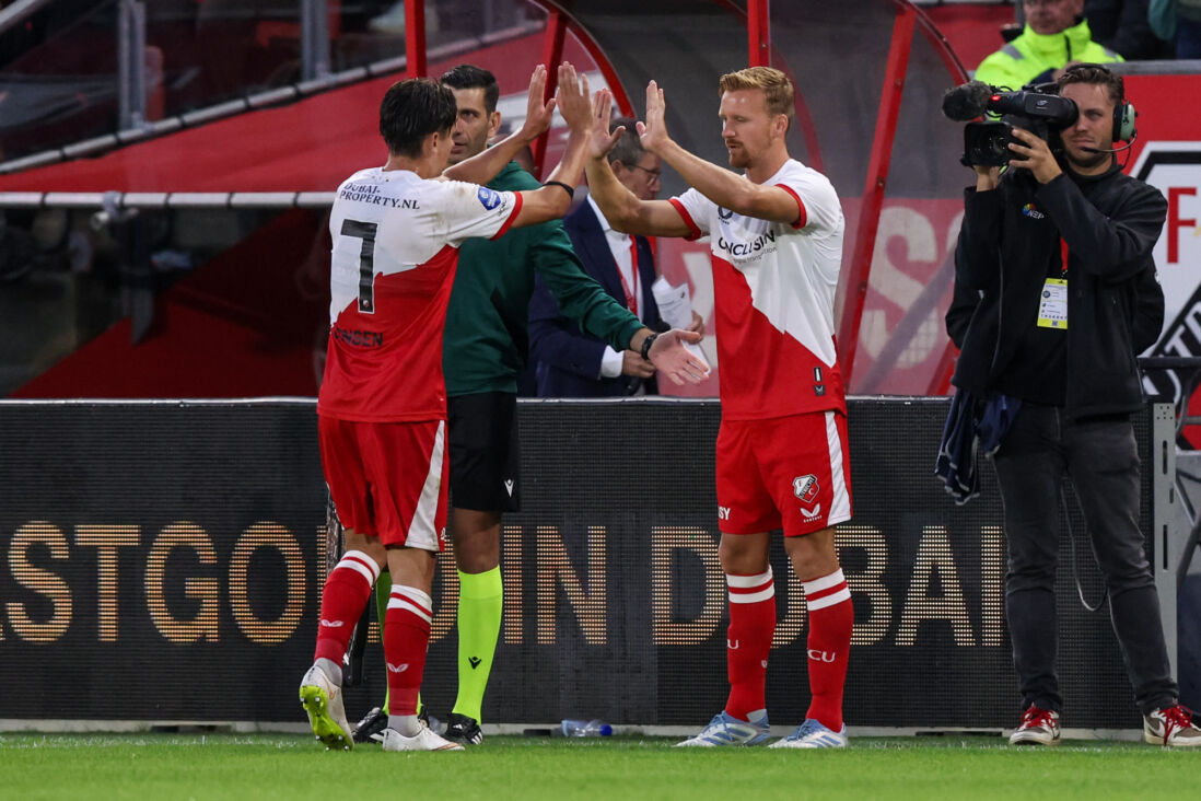 Dani de Wit komt in het veld voor Victor Jensen
