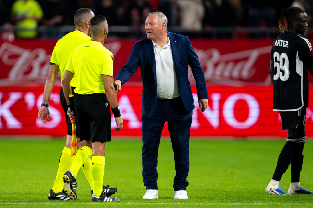 Ron Jans in De Galgenwaard, met achter hem sponsoring van Jack's Casino