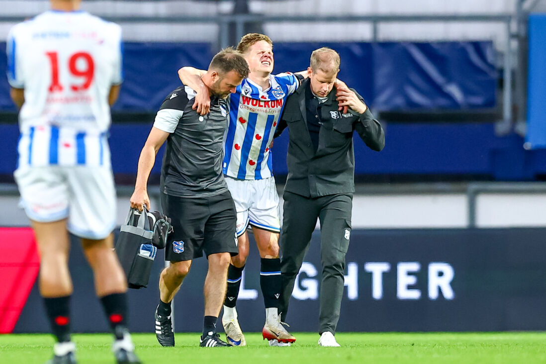 Levi Smans moet geblesseerd van het veld