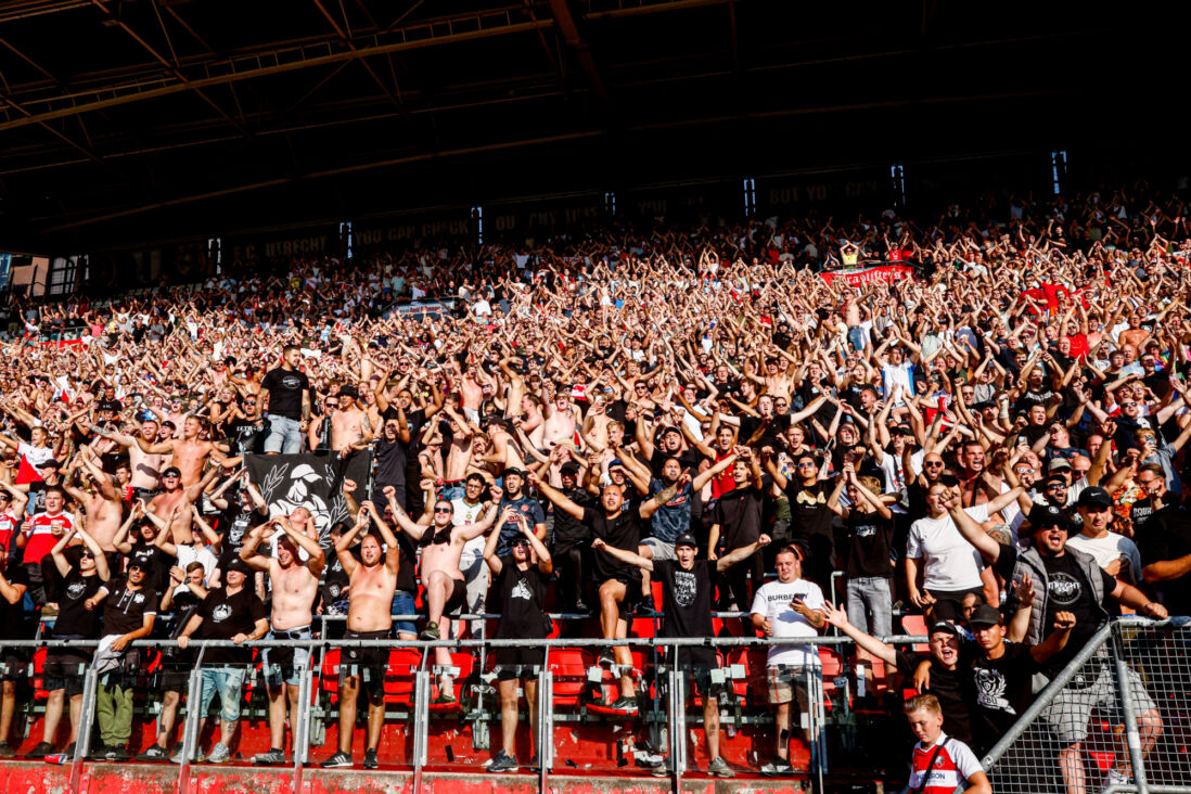 Supporters van FC Utrecht op de Bunnikside